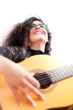 Kadın klasik gitar çalmak