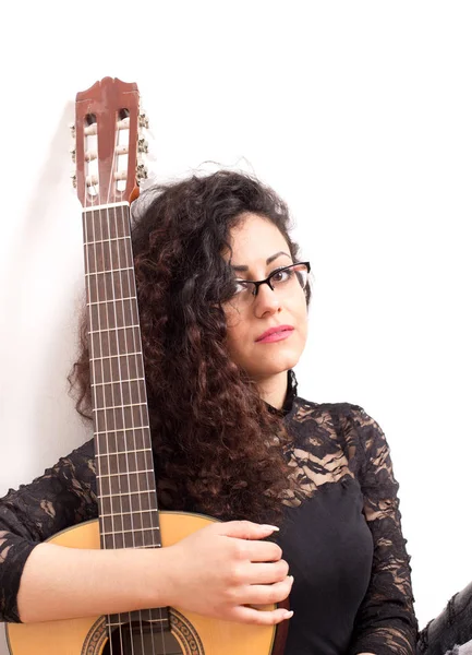 Mulher guitarrista com guitarra clássica — Fotografia de Stock