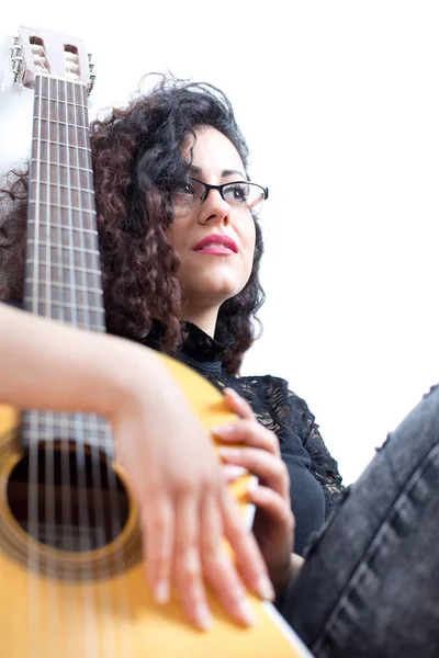 Mulher guitarrista com guitarra clássica — Fotografia de Stock