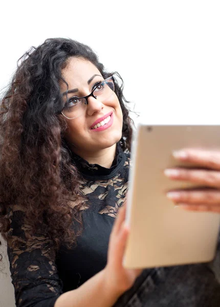 Meisje bedrijf tablet en glimlachen — Stockfoto