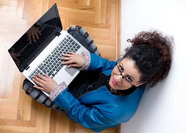 Menina com laptop no chão — Fotografia de Stock