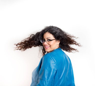 Uzun kıvırcık saç üfleme ile kız