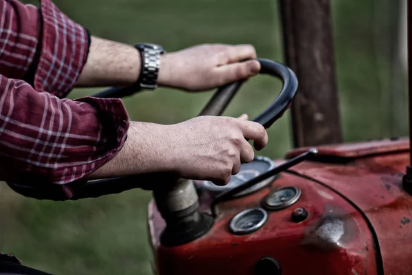 Petani mengemudi traktor — Stok Foto