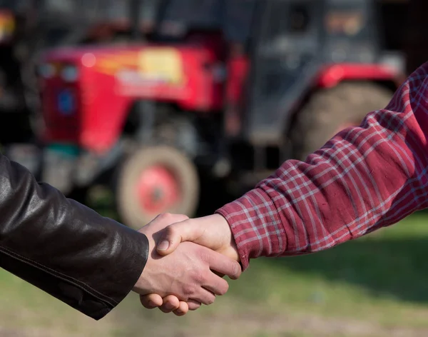 Jordbrukare som skakar hand — Stockfoto