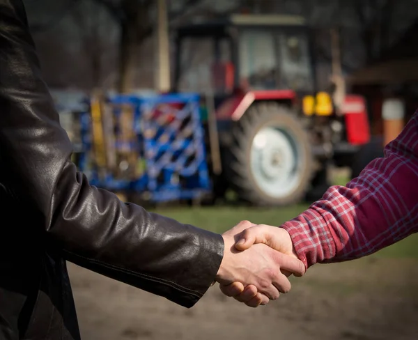 Jordbrukare som skakar hand — Stockfoto