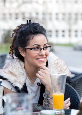 Meyve suyu içen genç kadın