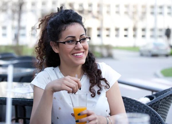 Mujer joven bebiendo jugo — Foto de Stock