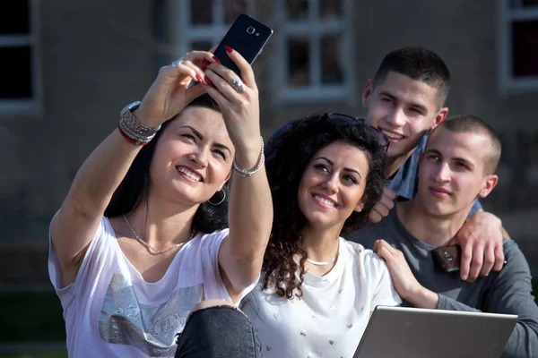 Freunde machen Selfie — Stockfoto