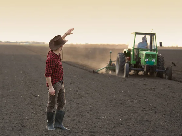 Agricultor con tractor — Foto de Stock