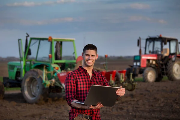 Landwirt mit Laptop und Traktoren — Stockfoto