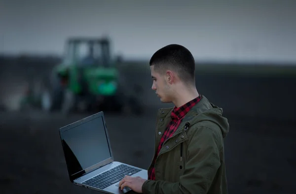 Landwirt mit Laptop und Traktor — Stockfoto