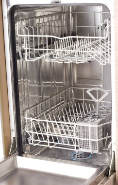 Mutfakta boş bulaşık makinesi