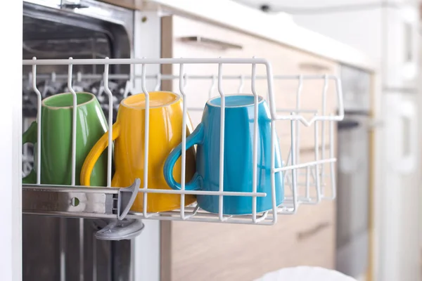 Tasses au lave-vaisselle — Photo