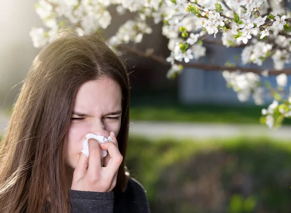 Gadis dengan reaksi alergi pada pohon mekar — Stok Foto