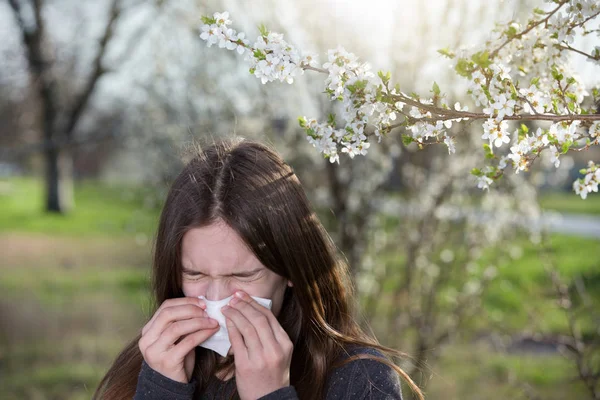 Dívka s alergickou reakci na kvetoucí strom — Stock fotografie