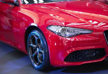 Modern arabanın farları.