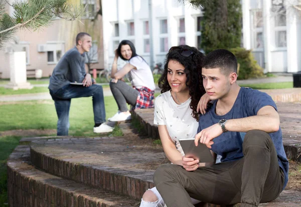 Junge und Mädchen schauen auf Tablet — Stockfoto