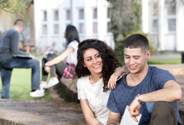 Junge und Mädchen schauen auf Tablet — Stockfoto