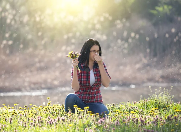 Κορίτσι με αλλεργική αντίδραση στα λουλούδια πεδίο — Φωτογραφία Αρχείου