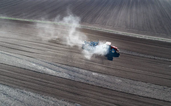 Tractor harrowing soil — Stock Photo, Image