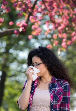 Kız çiçek açan ağaç üzerinde Alerjik reaksiyon ile