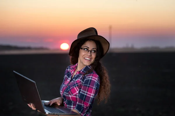 Alan içinde laptop kadınla — Stok fotoğraf