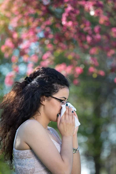 Gadis dengan reaksi alergi pada pohon mekar — Stok Foto