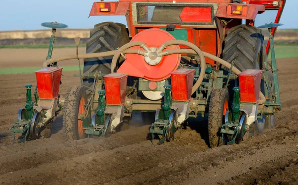 Traktor sät im Frühjahr Maissaat aus — Stockfoto