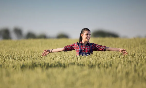 Chica agricultora en el campo de cebada — Foto de Stock