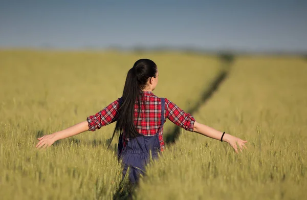 Фермерская девушка в ячменном поле — стоковое фото