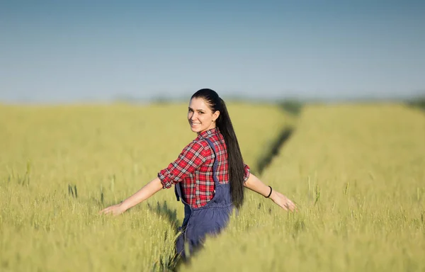 Farmer girl in barley field — Stock Photo, Image
