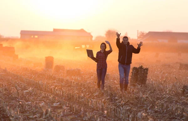Mutlu çiftçiler sahada yürüyüş — Stok fotoğraf