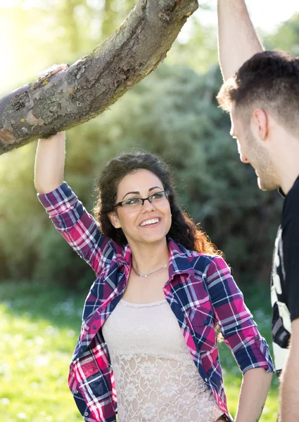 Junge umwirbt Mädchen im Park — Stockfoto