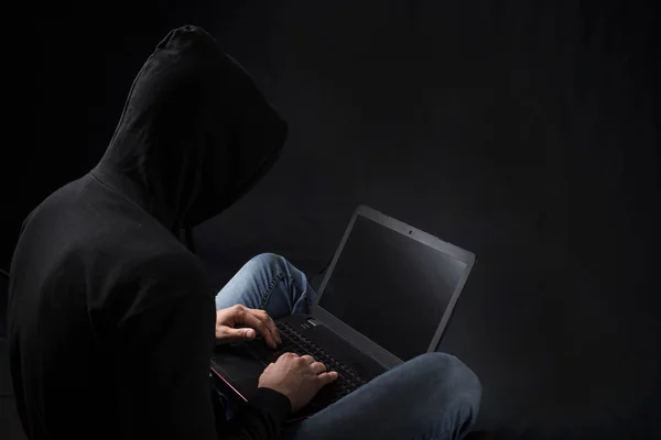 Homem hacking laptop — Fotografia de Stock