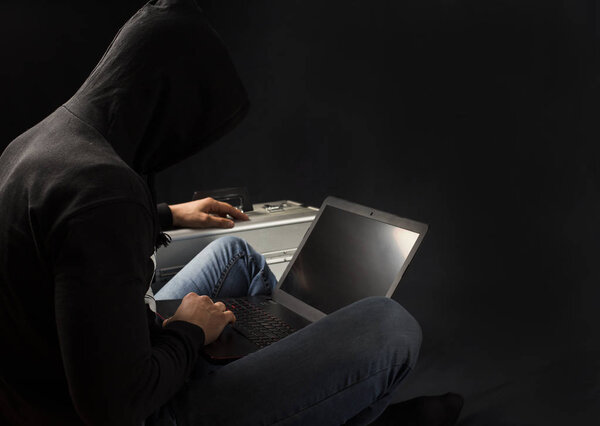 Человек взламывает ноутбук
