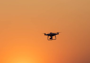 Gün batımında uçan İHA