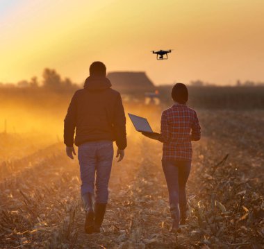 Çiftçiler sahada drone ile