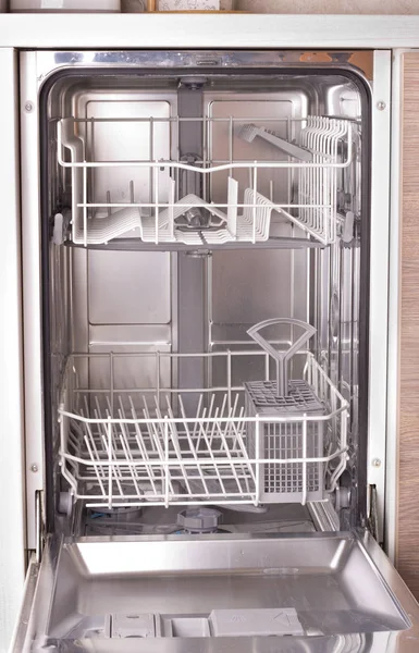 Máquina de lavar louça vazia na cozinha — Fotografia de Stock