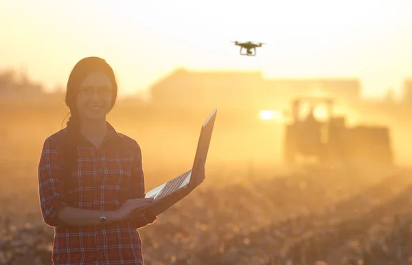 Frau mit Laptop und Drohne auf Feld — Stockfoto