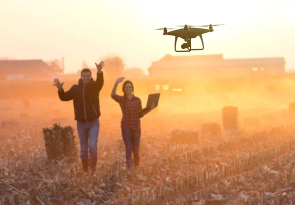 Szczęśliwy rolników machanie rękami drone — Zdjęcie stockowe