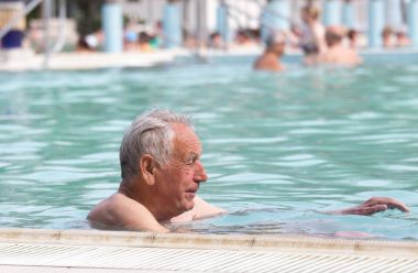 Yüzme havuzundaki son sınıf öğrencisi.