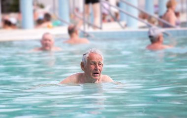 Yüzme havuzundaki son sınıf öğrencisi.