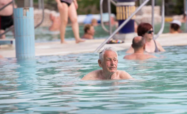 Senior man in het zwembad — Stockfoto