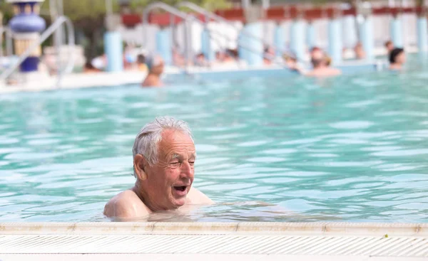 游泳池里的老人 — 图库照片