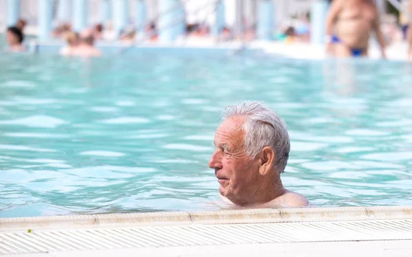 Starszy mężczyzna w basenie — Zdjęcie stockowe