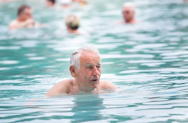Hombre mayor en la piscina —  Fotos de Stock