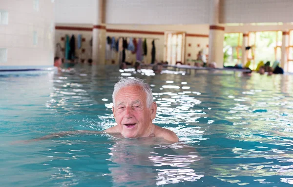 Senior dans la piscine — Photo