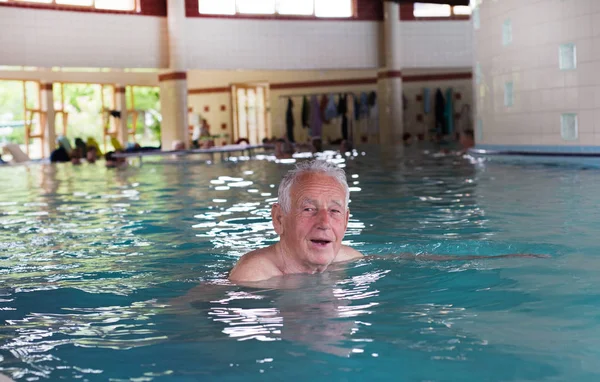 Senior man in het zwembad — Stockfoto
