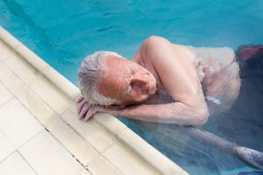 Yüzme havuzundaki son sınıf öğrencisi.