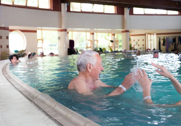 Senior Mann im Schwimmbad — Stockfoto